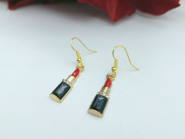 Lippenstift Ohrringe goldfarben